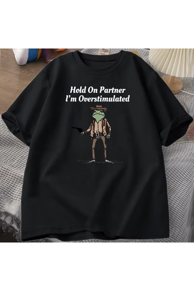 Tarzsokak شريك أسود أنا مفرط التحفيز مضحك ميم جرافيك كاوبوي ضفدع تي ك