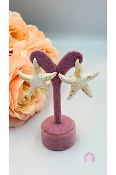 Moond Accessories أقراط منقوشة على شكل نجم البحر باللون الأبيض