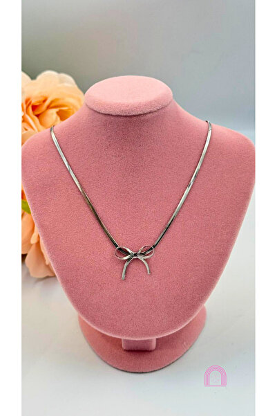 Moond Accessories قلادة سلسلة إيطالية بتفاصيل فيونكة فضية اللون من الفولاذ