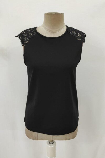 Mossta Εισαγόμενη μπλούζα κρεπ με λεπτομέρεια από δαντέλα με λαιμόκοψη - Μαύρη