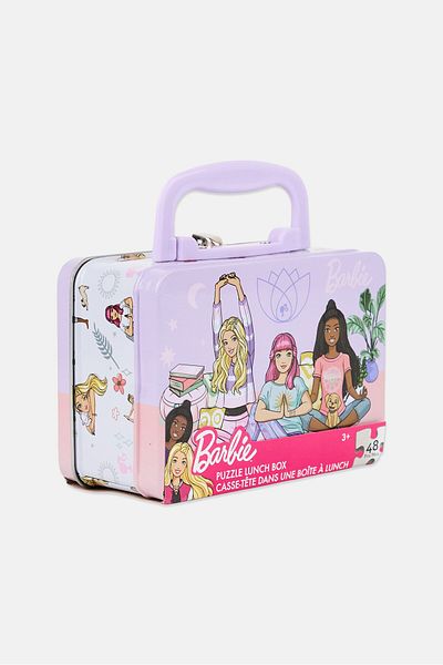 Barbie لغز في الصندوق