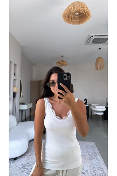 Buket Teke Tricou cu guler din dantelă albă