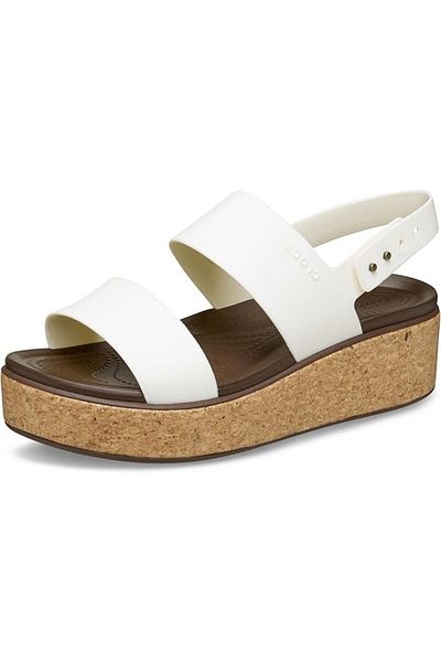 Crocs صندل نسائي من Brooklyn Cork بكعب منخفض كريمي