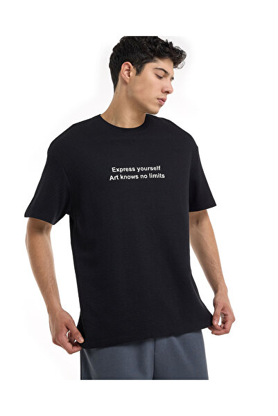 R&B تي شيرت بطبعة خطية مع رقبة دائرية وأكمام قصيرة