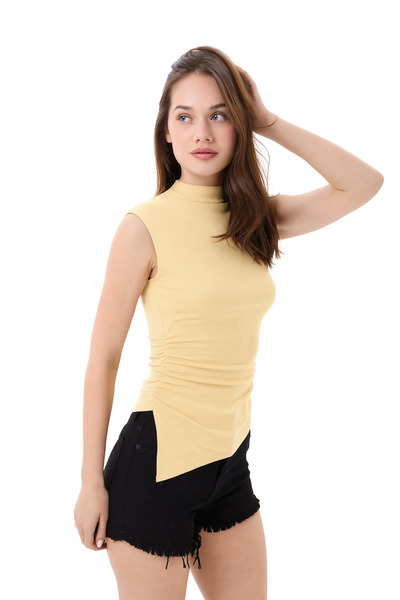 vesantia Bluză tricotată asimetrică, cu mânecă scurtă, cu guler vertical, galben vanilie, cu detaliu de șnur/drapaj