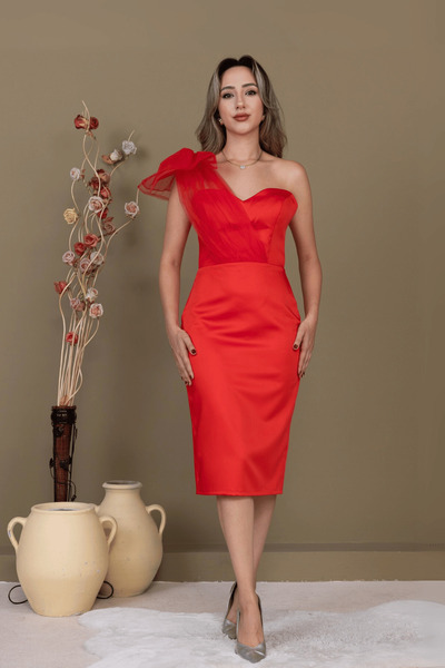 BEYBOS فستان ضيق من قماش الساتان بدون حمالات من التول - أحمر