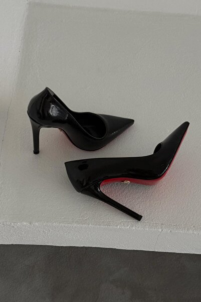 AYAKKABI PRENSİ Fia ČERNÝ HADÍ VZOR