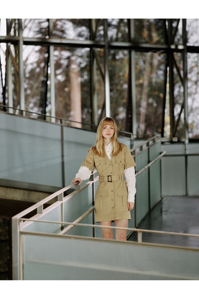 Koton فستان نسائي بني بفتحة رقبة على شكل حرف V وأزرار