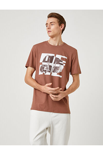 Koton تي شيرت مطبوع عليه شعار وياقة دائرية وأكمام قصيرة