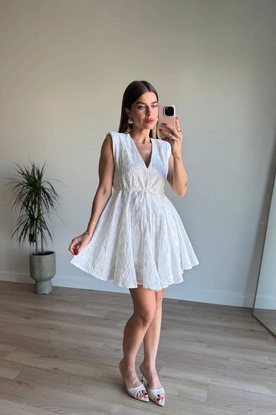 Sue Store فستان فيستو مبطن بطيات وحزام مزين بالزهور البيضاء