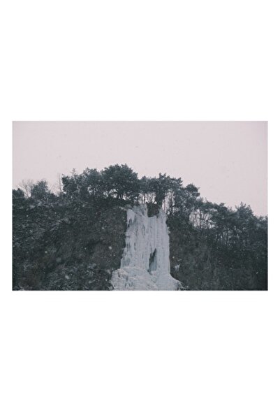 OEM Pictură pe pânză: Cascadă înghețată sub cer înnorat, zăpadă, pini, gheață, cer, munți, 90x50 cm