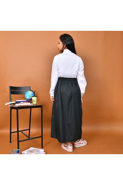 HAWRAA تنورة بكسرات أنيقة بخصر عالي مزين بأزرار ذهبية وجيوب جانبية (زيتي)