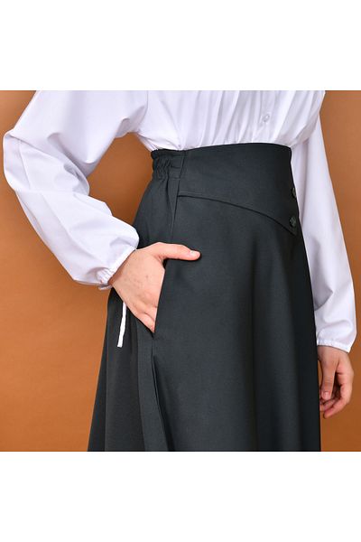 HAWRAA تنورة ربع كلوش بخصر عالي جانبي مائل مزين بأزرار (زيتي)
