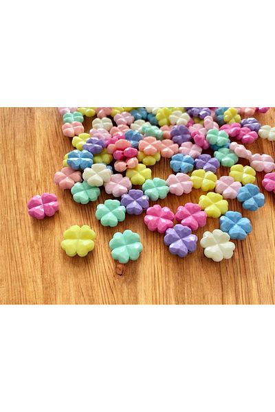 312 KONSEPT 50 Pieces of 15 mm Colorful Plastic Clover Beads