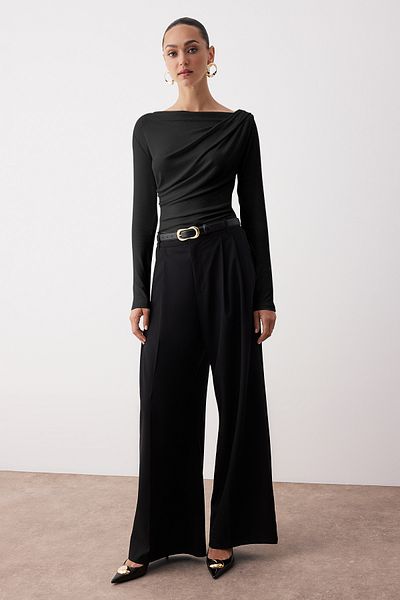 Trendyol Collection Black Fitted/Slim Fit Asymmetric Collar Detail Soft Fabric Stretchy Knitted Blouse Twoaw26Bz00088