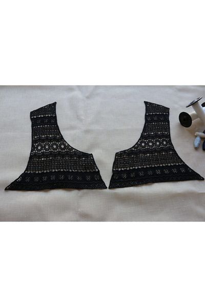 SHERLOCK HOME Guipure Collar Detailed