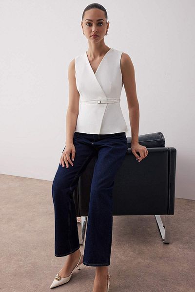 Trendyol Collection Vestă albă cu centură și închidere învelită TWOAW26YE00029