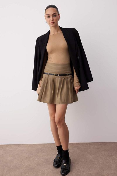 Trendyol Collection Fusta mini cu talie înaltă în dungi bej, cu centură, țesut plisat TWOAW26ET00030