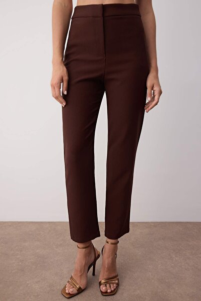 Trendyol Collection Hnědé tkané úzké nohavice Stylové/večerní kalhoty TPRAW23PL00000
