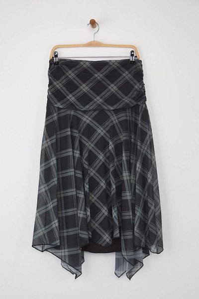 Trendyol Collection Mehrfarbig karierter, bedruckter Skater-Rock mit asymmetrischem Saum und detailliertem, dehnbarem Strickrock TWOAW26ET00037