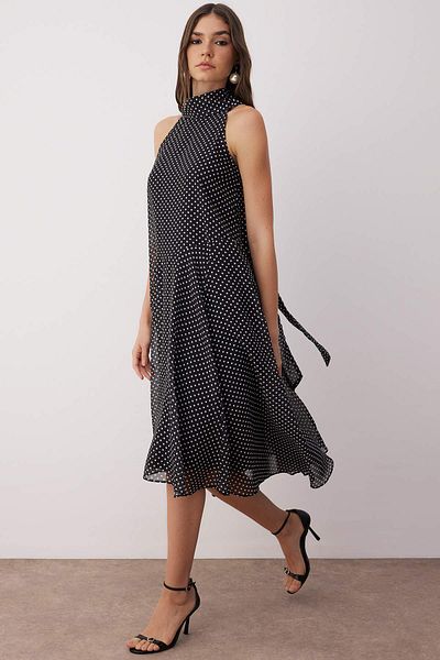 Trendyol Collection Rochie neagră din șifon țesut cu căptușeală midi cu detaliu șal cu buline TWOSS25EL00875