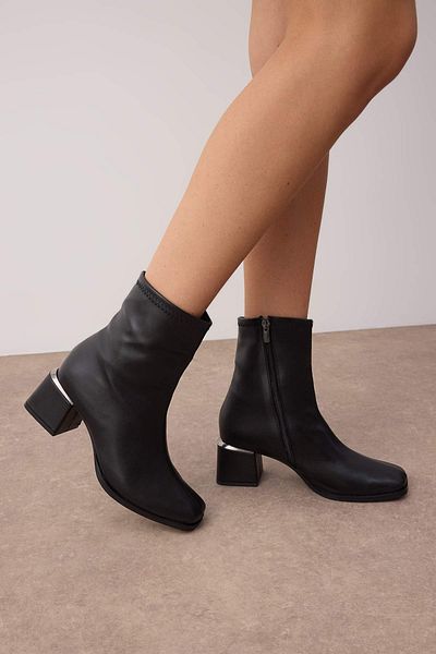 TRENDYOL SHOES Czarne buty damskie na obcasie z klockami i metalowymi dodatkami - zapinane na zamek Takaw25Bo00009
