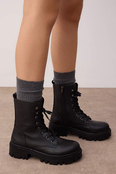 TRENDYOL SHOES Чорні жіночі черевики на блискавці та шнурівці TAKAW25BO00025