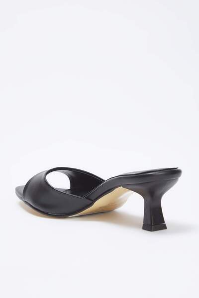 TRENDYOL SHOES Černé dámské pantofle na podpatku s kočičí špičkou TAKSS25TO00111