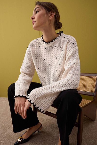Trendyol Collection Ecru Wide Fit Short/Crop Pearl Detailed Knitwear Sweater Twoaw26Kz00104