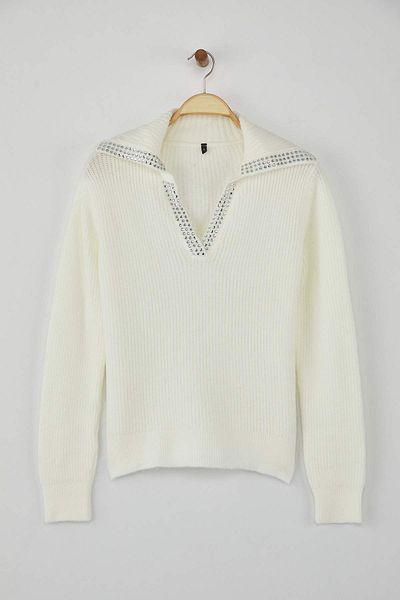 Trendyol Collection Pulover tricotat cu textura moale ecru, cu decolteu lat, detaliat TWOAW26KZ00035