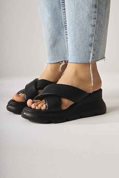 Limoya Vicki Black Cross-Strapped Fluffy Women's Slippers