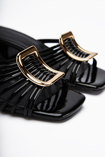 Limoya Προσφορά προϊόντος γυναικείες παντόφλες με χαμηλό τακούνι Greta μαύρες λουστρίνι με χοντρή πόρπη