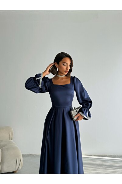 Housebutik فستان سهرة من الساتان بتفاصيل حجرية