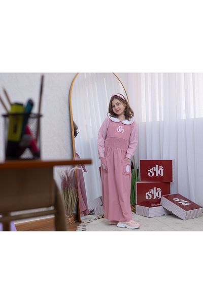 Way A stylish and distinctive school apron, made of one piece and made of comfortable fabric for your daughter.