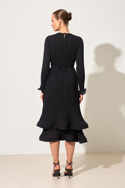 Setre Rochie neagră plisată cu croiala confortabilă