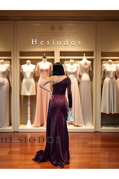 HESİODOS Tek Omuz Taşlı Kuyruklu Detay Mor Renk Uzun Simli Krep Abiye Elbise Düğün Nişan Mezuniyet Elbisesi