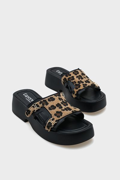 Capone Outfitters شبشب مريح للنساء من Merna بكعب عريض وإبزيم مزدوج