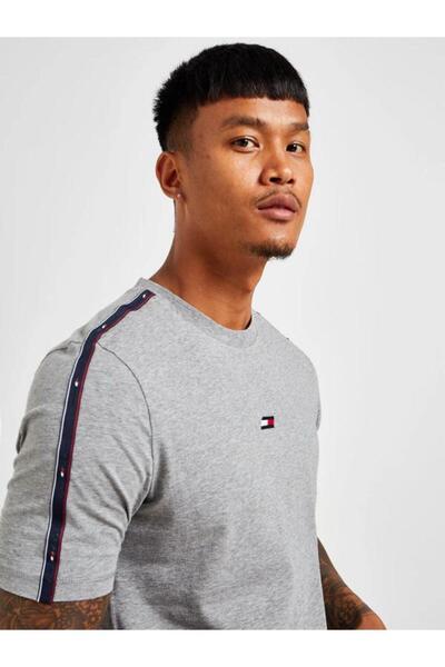 Tommy Hilfiger Men's T-Shirt with Shoulder Logo