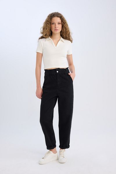 DeFacto Tailliertes, kurzärmliges, weißes T-Shirt mit Polokragen und geripptem Leibchen A0379AX25SM