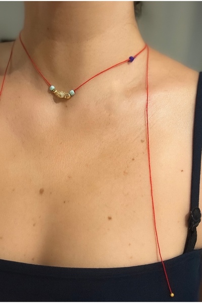 Femenino Kadın Kırmızı İpli Ayarlanabilir Gold Balık Figürlü Kolye – Mavi Boncuk Detaylı