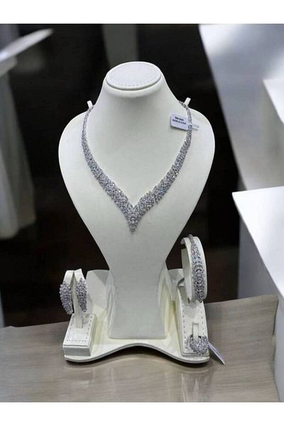 Generic 4-piece silver-colored zircon set with a luxurious box
