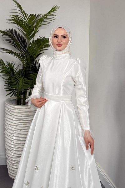 MERVEN AKYÜZ Rochie de seară din tafta Joenne Stone cu șase pene, albă