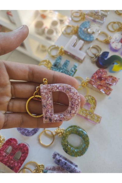 Home سلسلة مفاتيح هدية إيبوكسي على شكل حرف "D".