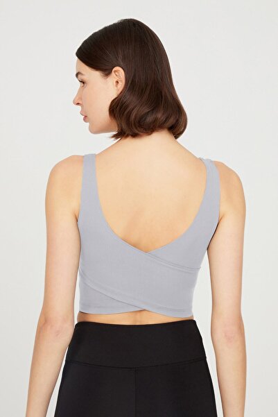 Los Ojos Gri, ușor susținut în spate, detaliat, crop top acoperit, bustieră d...