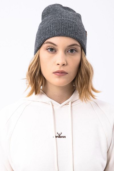 Nordbron Beretă gri pentru tricotaje unisex - model simplu, nervură flexibilă, detaliu logo color acrilic