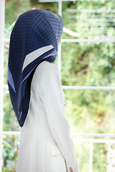 Vissona 100% Twill Silk Gradient Pattern Indigo - Baby Blue Color 90X90 Scarf Planting Shape : Hand Sewn