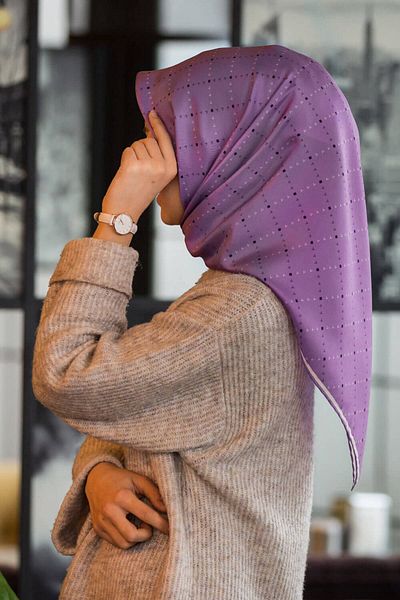 Vissona 100% Twill Silk Tiny V Patterned Purple Colored 90X90 Scarf Sewing Shape: Hand Sewing