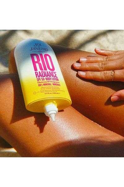 Sol De Janeiro Lapte hidratant cu efect de iluminare protectia pielii, Sol de Janeiro Rio Radiance SPF 50 200 ml