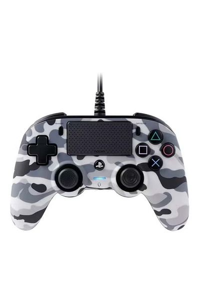 Nacon وحدة تحكم سلكية مدمجة باللون الرمادي المموه لجهاز PS4 - تصميم مريح مع مقبس سماعة رأس وكابل طويل