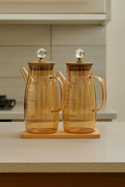 Vadi Larissa Set of 2 650 ml Borosilicate Glass Oil Bottle and Vinegar Bottle with Bamboo Stand and Crystal Lid
